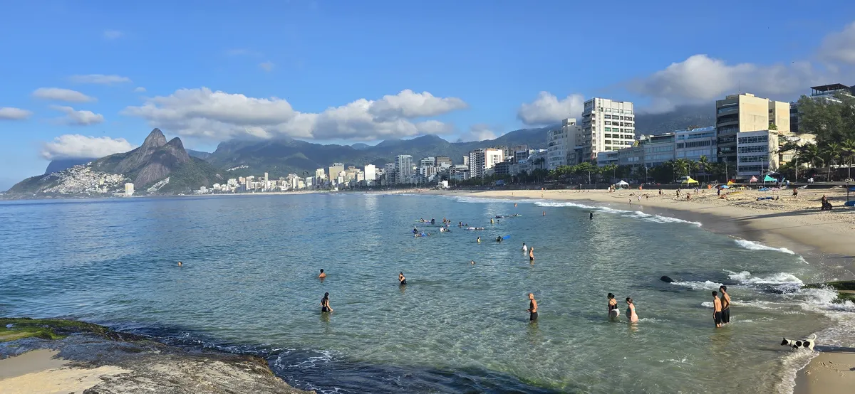 Plage d'Ipanema au coucher du soleil avec vue sur les Dois Irmãos